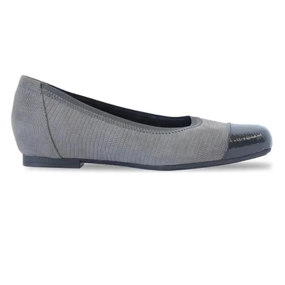 NEW Munro Danielle II Grey Lizard Print Nubuck/Patent Flat Shoes in Size 8.5W